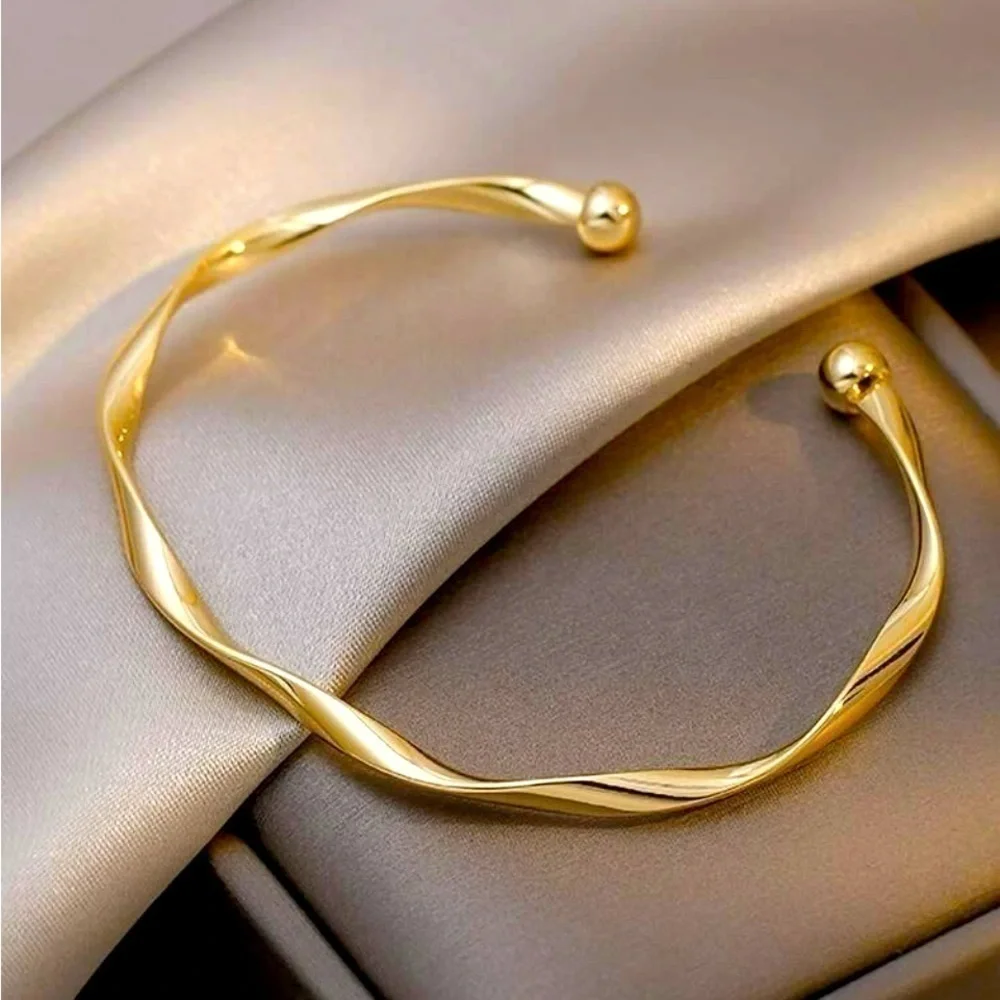 18k Gold tone ✨ gorgeous bracelet